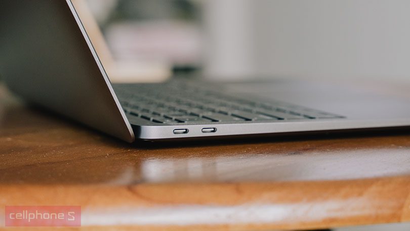 Thunderbolt 3 giúp kết nối dễ dàng, thời lượng pin ấn tượng