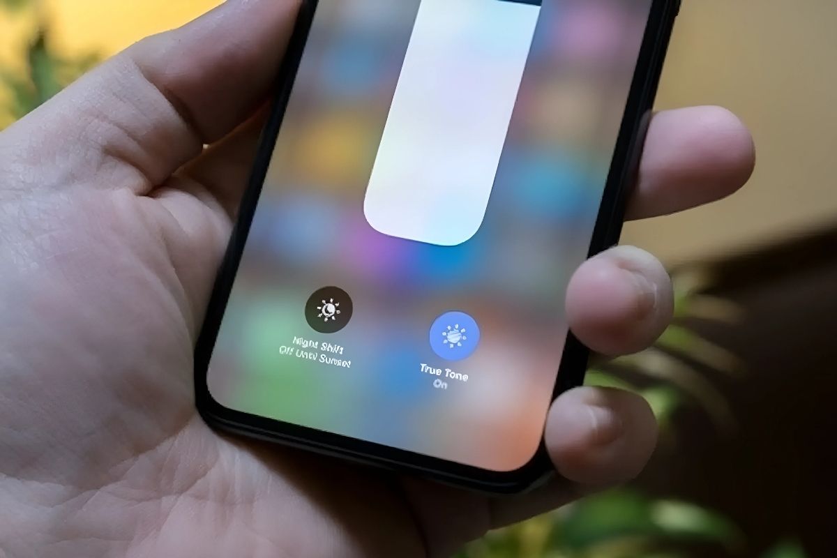 iPhone qua đêm bị tụt pin do bật độ sáng màn hình cao iPhone qua đêm bị tụt pin do bật độ sáng màn hình cao